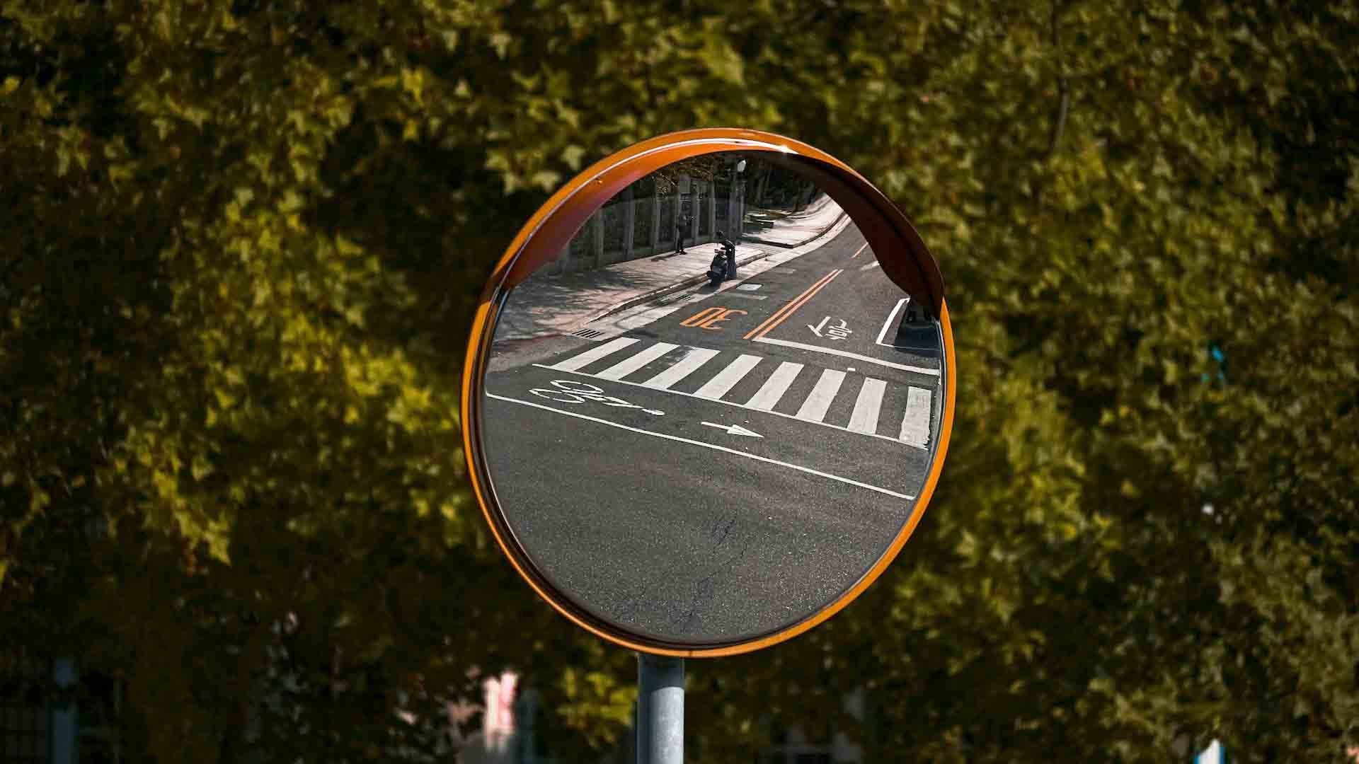 Foto eines Verkehrsspiegels.